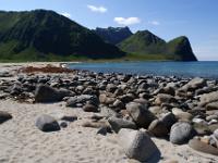 Sandstrand und große Felskugeln bei Unstad - Lofoten